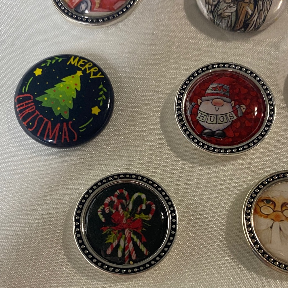 Lot of 8 Christmas Magnabilities pendant inserts to add to your pendants - Picture 2 of 6